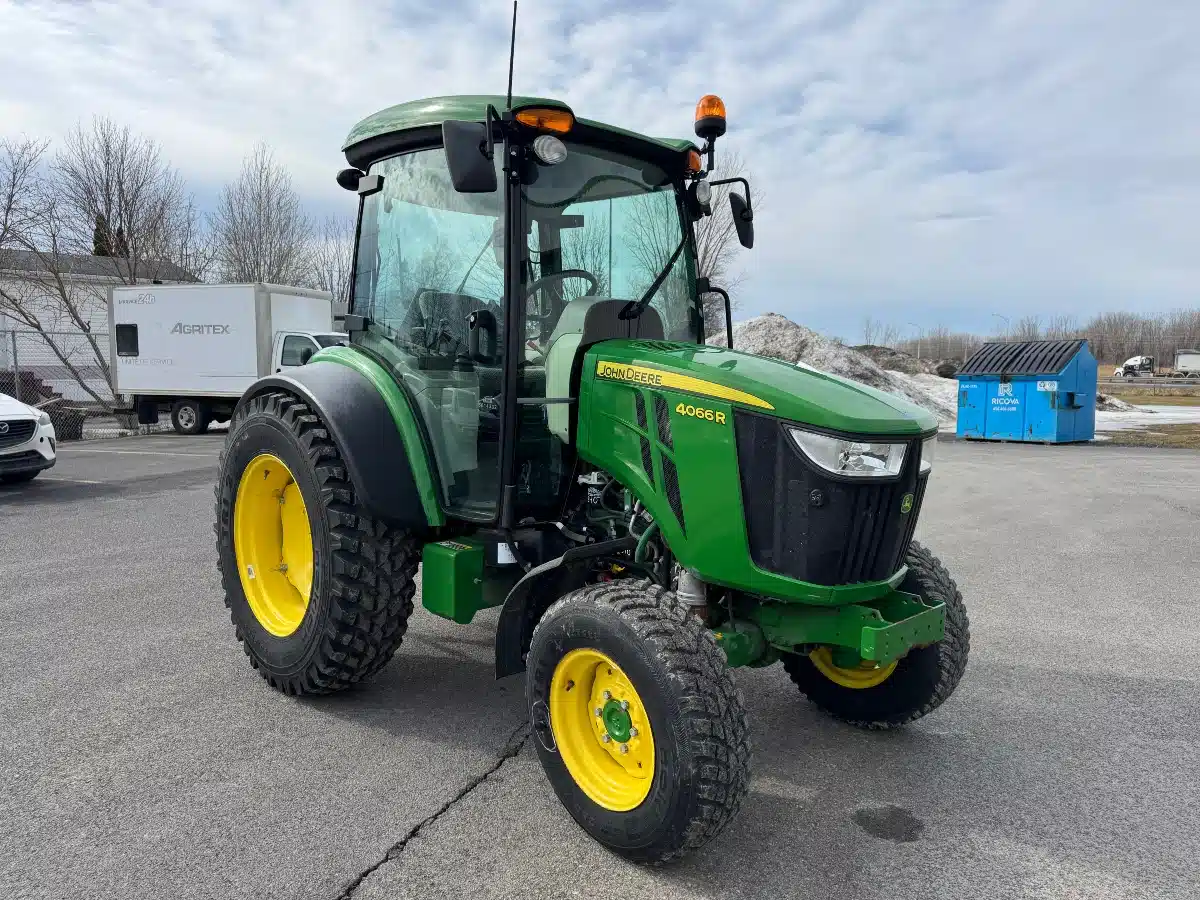 Photo de la Galerie 2 pour 2022 John Deere 4066R Tracteur