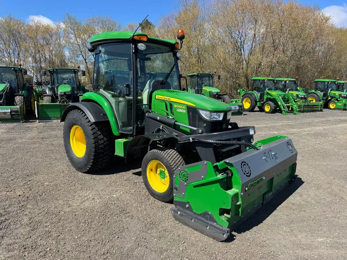 Photo de la Galerie 2 pour 2022 John Deere 4066R Tracteur