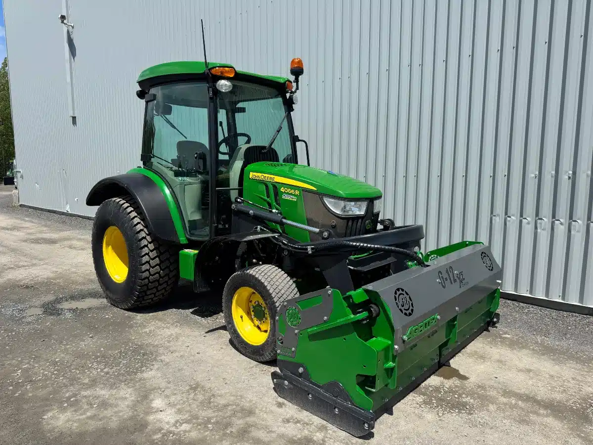 Photo de la Galerie 2 pour 2022 John Deere 4066R Tracteur