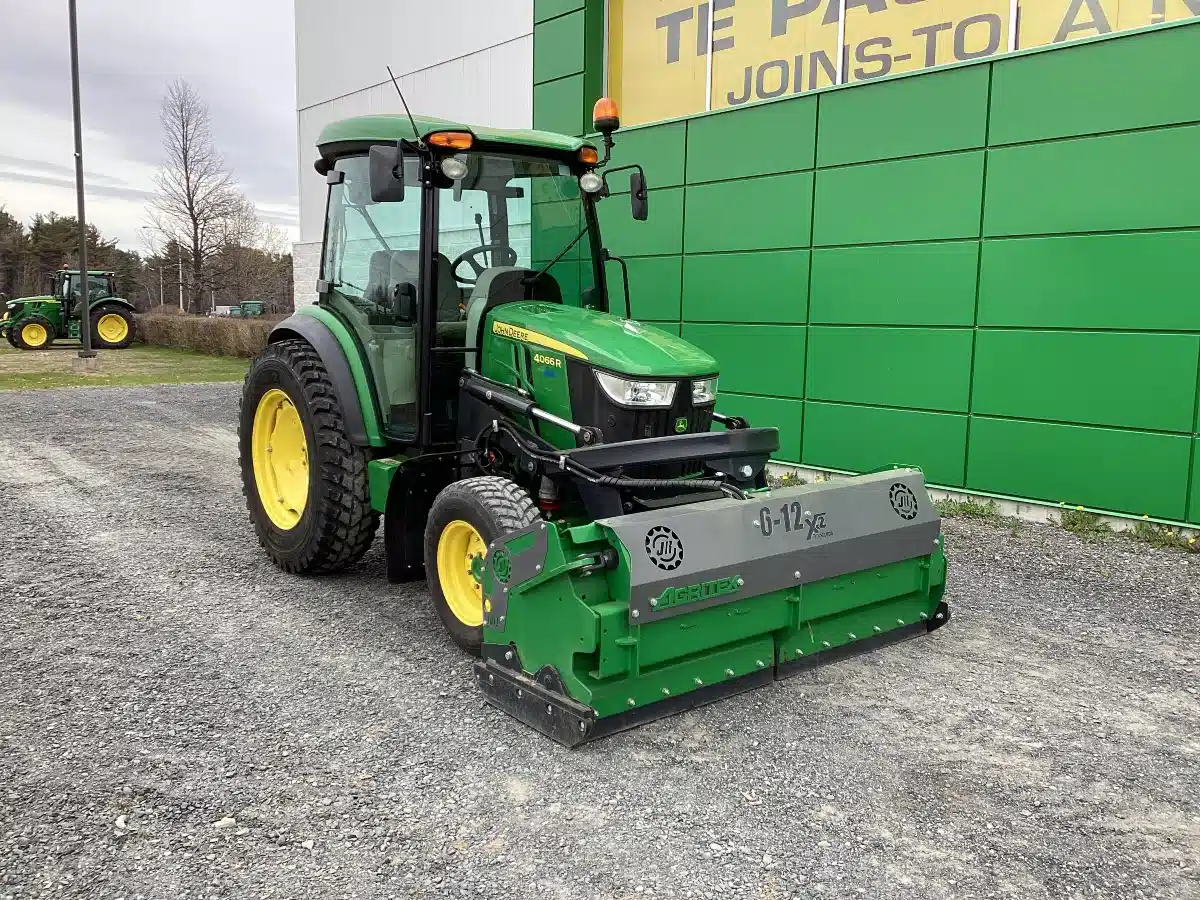Photo de la Galerie 1 pour 2022 John Deere 4066R Tracteur