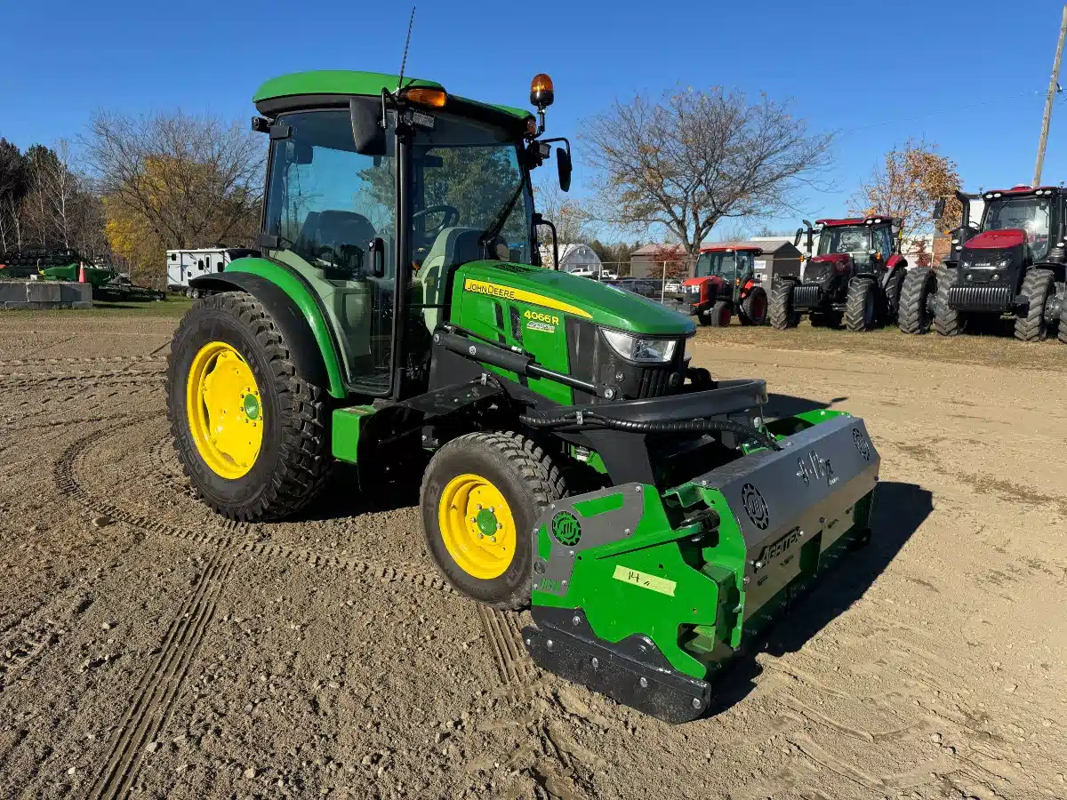 Photo de la Galerie 2 pour 2020 John Deere 4066R Tracteur