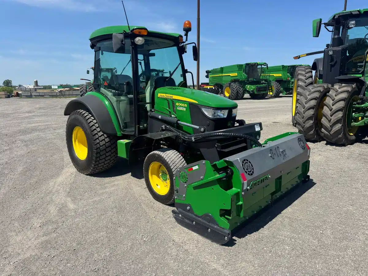 Photo de la Galerie 2 pour 2020 John Deere 4066R Tracteur