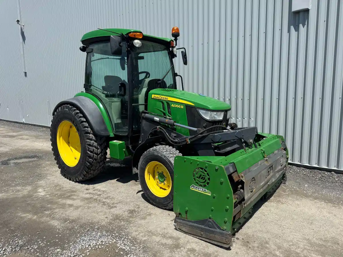 Photo de la Galerie 2 pour 2020 John Deere 4066R Tracteur