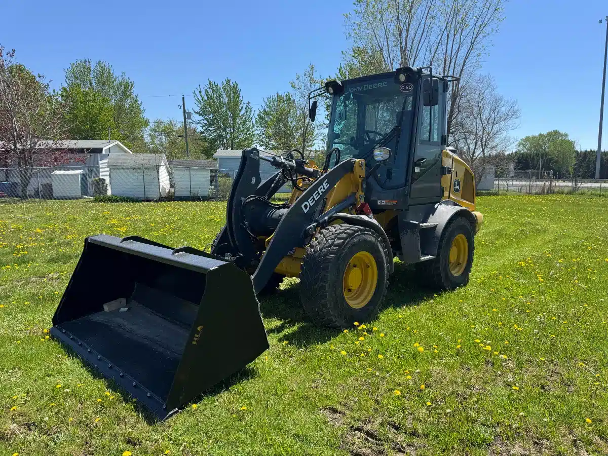 Photo de la Galerie 2 pour 2024 John Deere 244P Tracteur avec chargeur