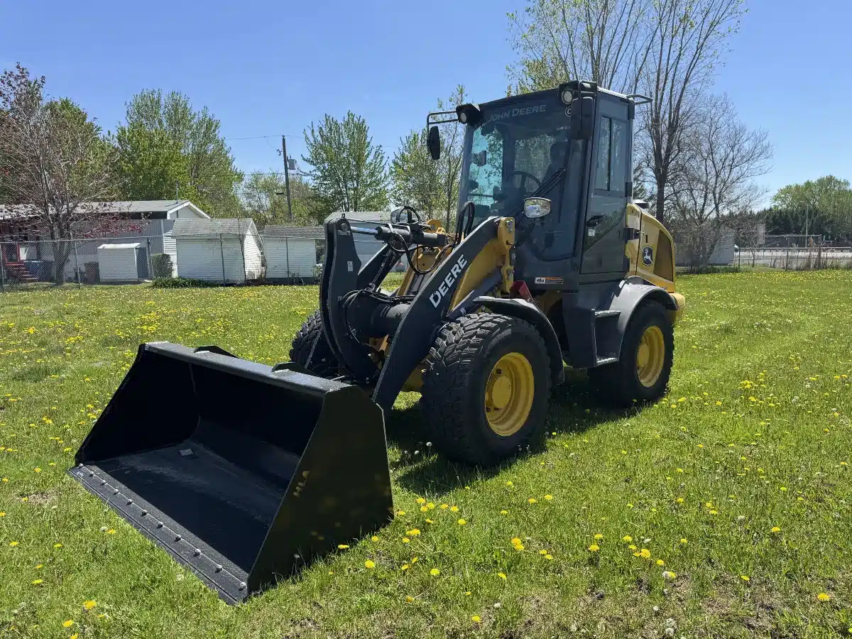 Photo de la Galerie 2 pour 2024 John Deere 244P Tracteur avec chargeur