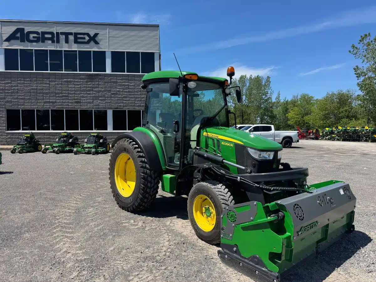 Photo de la Galerie 2 pour 2021 John Deere 4066R Tracteur
