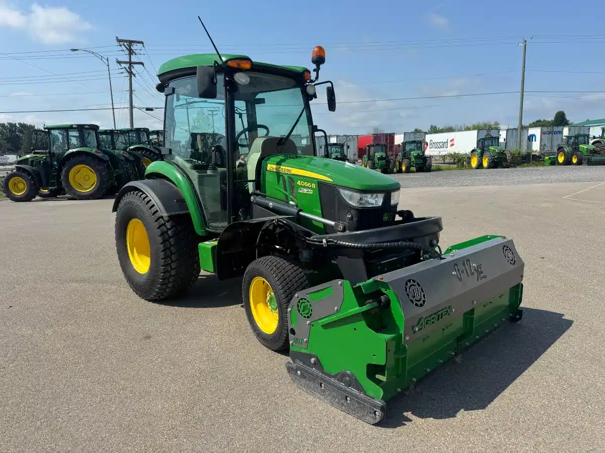Photo de la Galerie 2 pour 2022 John Deere 4066R Tracteur