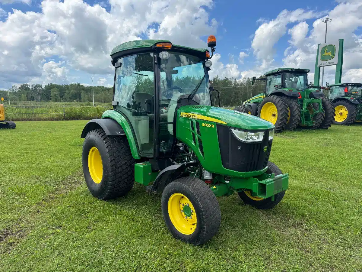 Photo de la Galerie 1 pour 2020 John Deere 4052R Tracteur