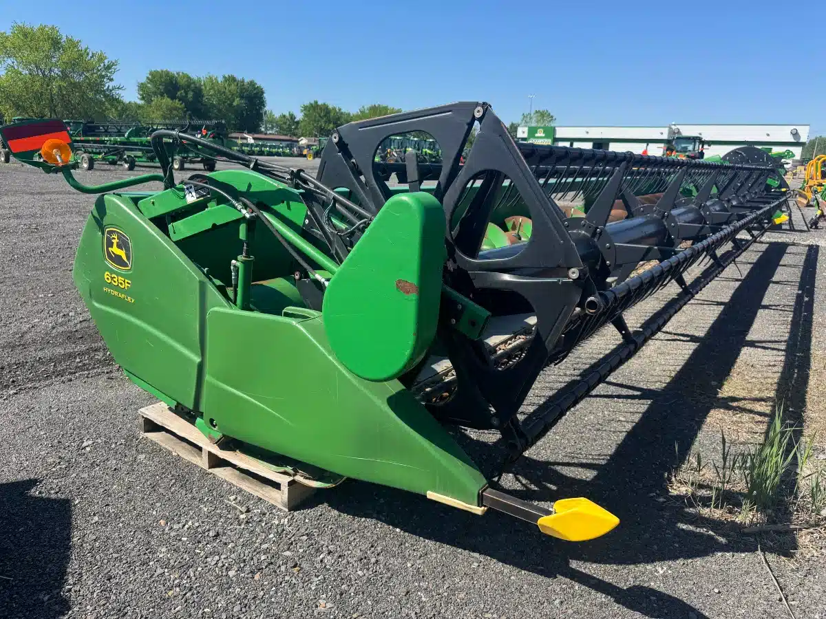 Gallery image 1 for 2006 John Deere 635f Header - Auger