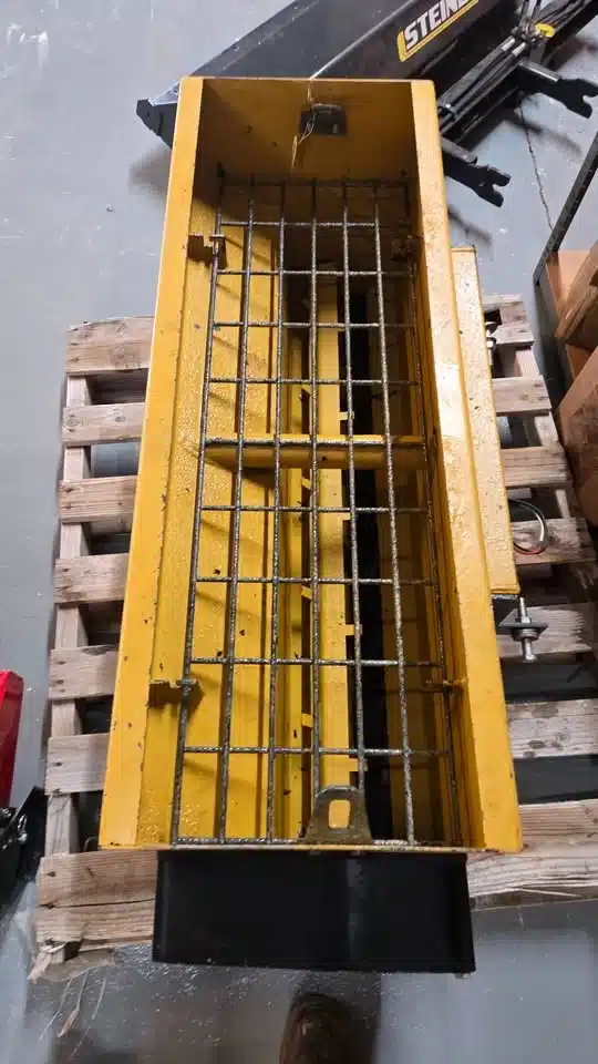 Gallery image 2 for 2014 Bauman 440E Spreader - Salt & Sand