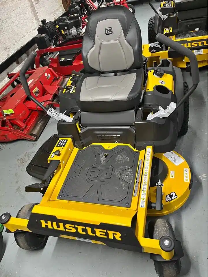 Photo de la Galerie 1 pour 2026 Hustler Equipment Raptor X Tracteur à pelouse