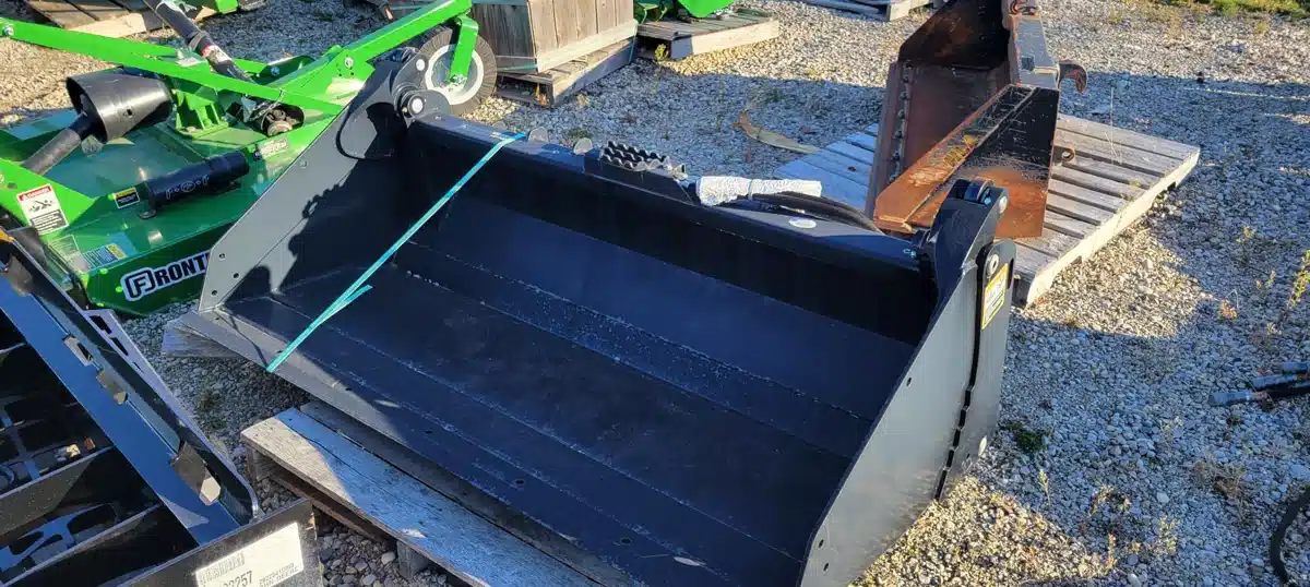 Gallery image 1 for Used John Deere MP72B 4in1 Bucket