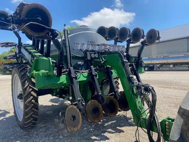 Gallery image 2 for Used Unverferth 1400 NUTRIMAX Side Dresser