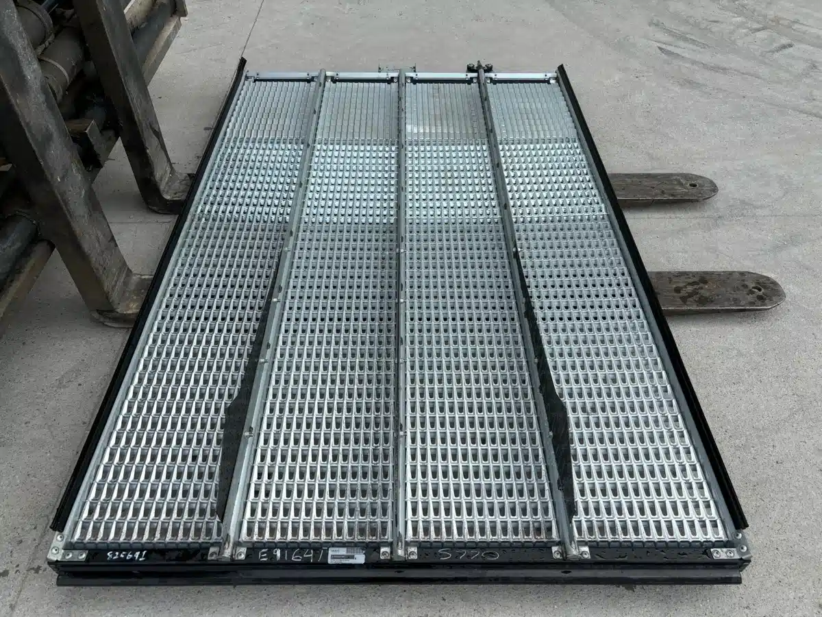 Gallery image 2 for Used John Deere DEEP TOOTH SIEVE & CHAFFER Combine Attachment