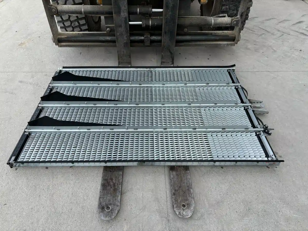 Gallery image 1 for Used John Deere DEEP TOOTH SIEVE & CHAFFER Combine Attachment