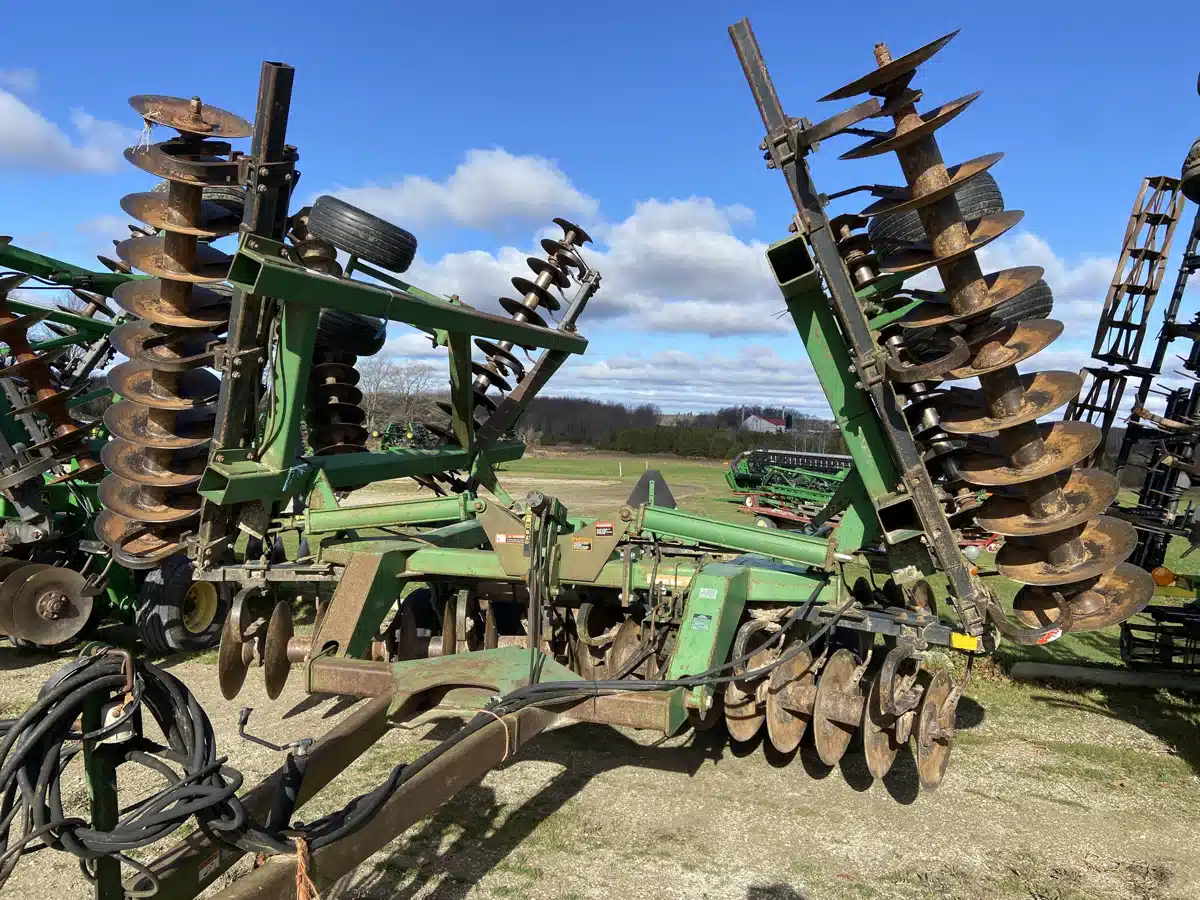 Gallery image 1 for Used 1996 John Deere 635 Disc