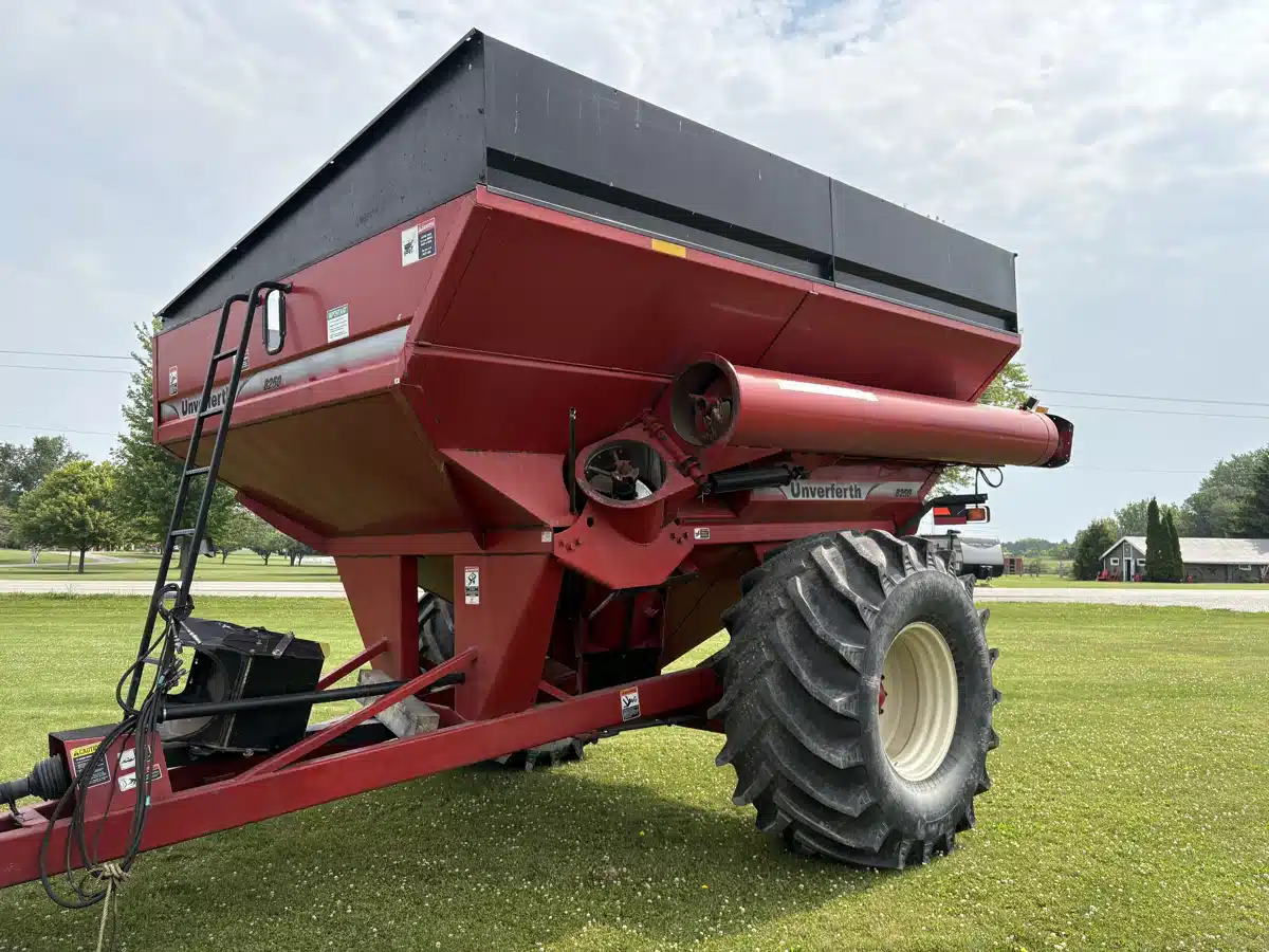 Gallery image 2 for 2013 Unverferth 8250 Grain Cart