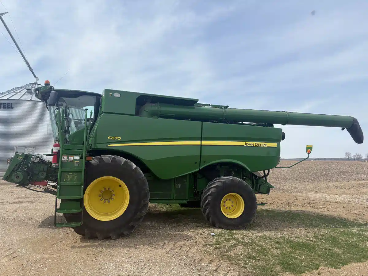 Gallery image 1 for Used 2017 John Deere S670 Combine