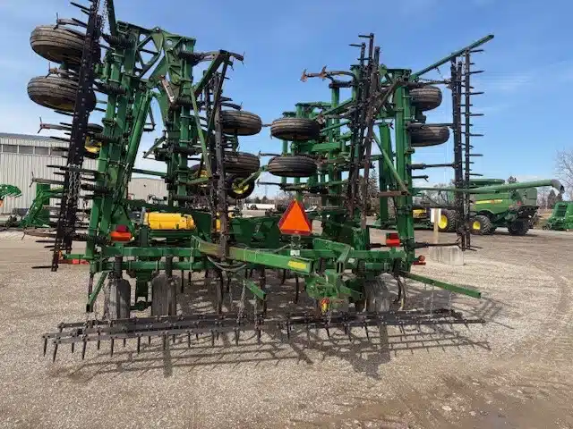 Gallery image 1 for Used 2004 John Deere 2210 Cultivator
