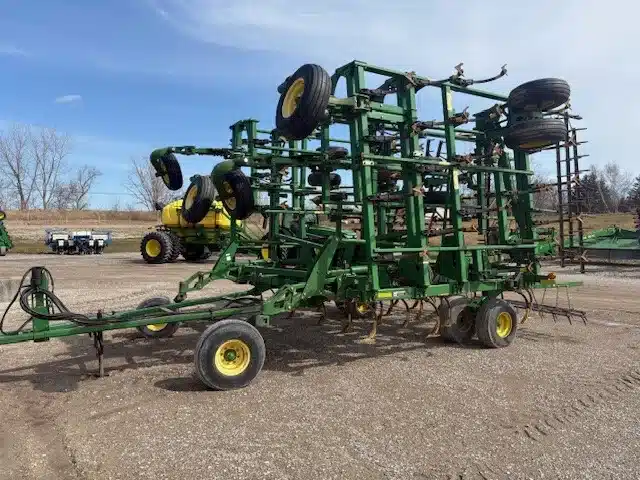 Gallery image 2 for Used 2004 John Deere 2210 Cultivator