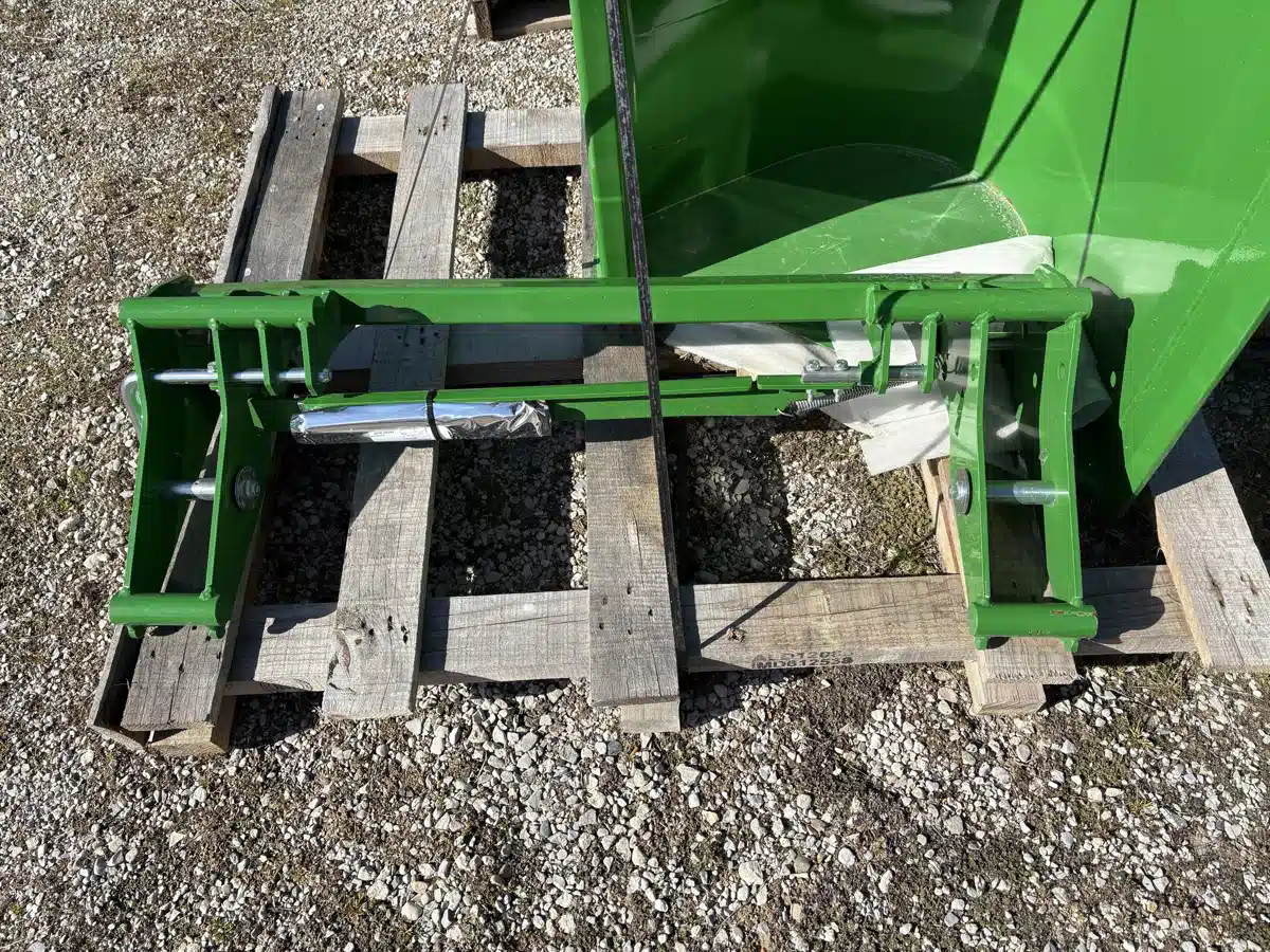 Gallery image 1 for Used John Deere GLOBAL CARRIER Tractor Loader