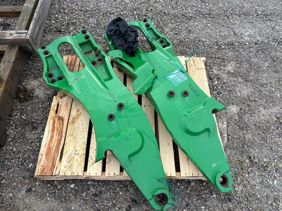 Gallery image 2 for Used John Deere 7R LOADER MOUNTING FRAMES Tractor Loader
