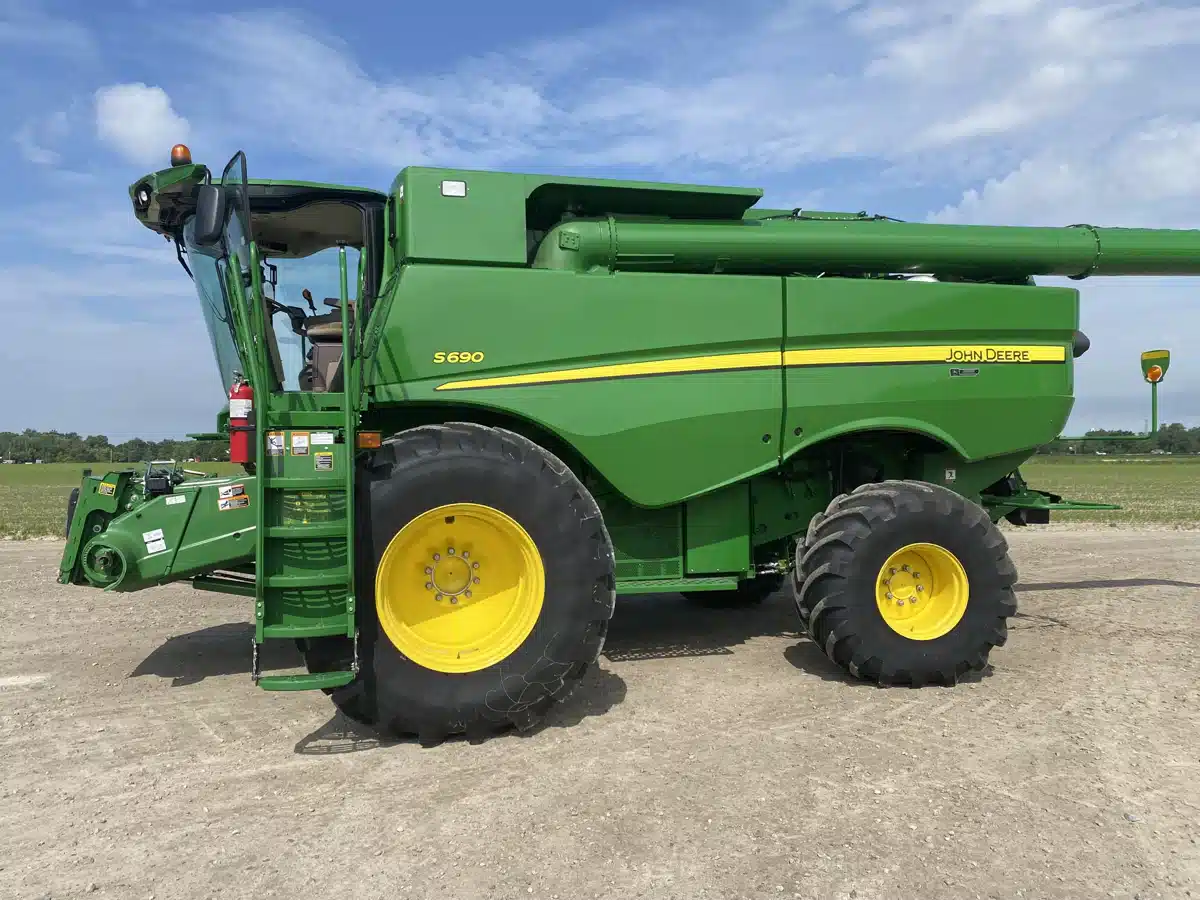 Gallery image 2 for Used 2013 John Deere S690 Combine