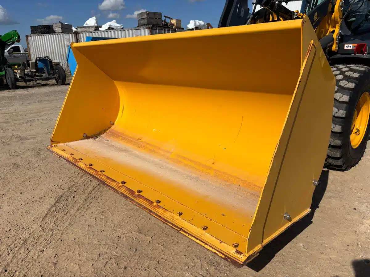 Gallery image 1 for Used John Deere 2.1 CU.YD Bucket