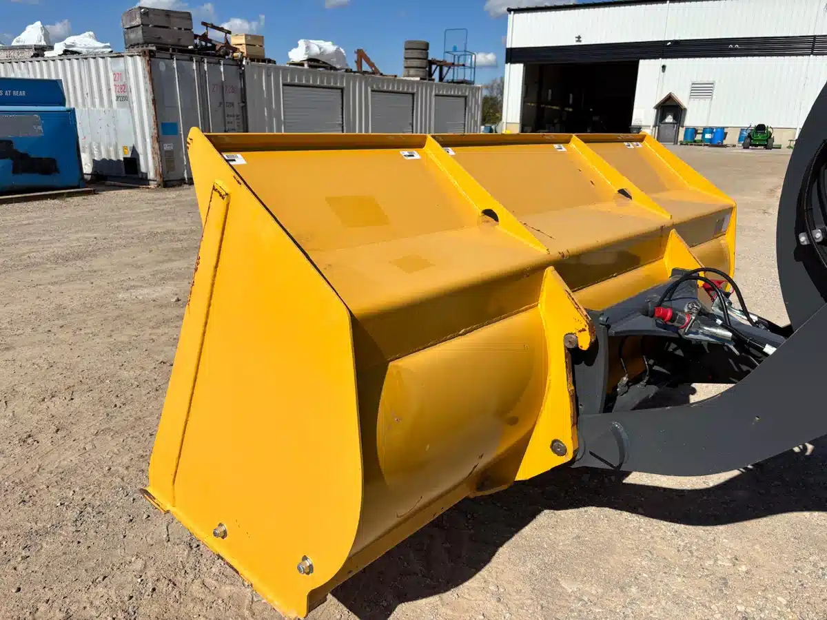 Gallery image 2 for Used John Deere 2.1 CU.YD Bucket