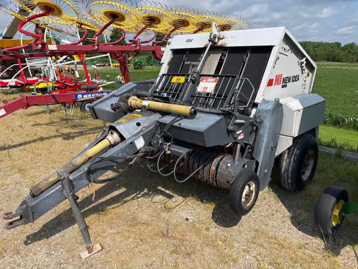 Gallery image 2 for Used New Idea 484 Round Baler