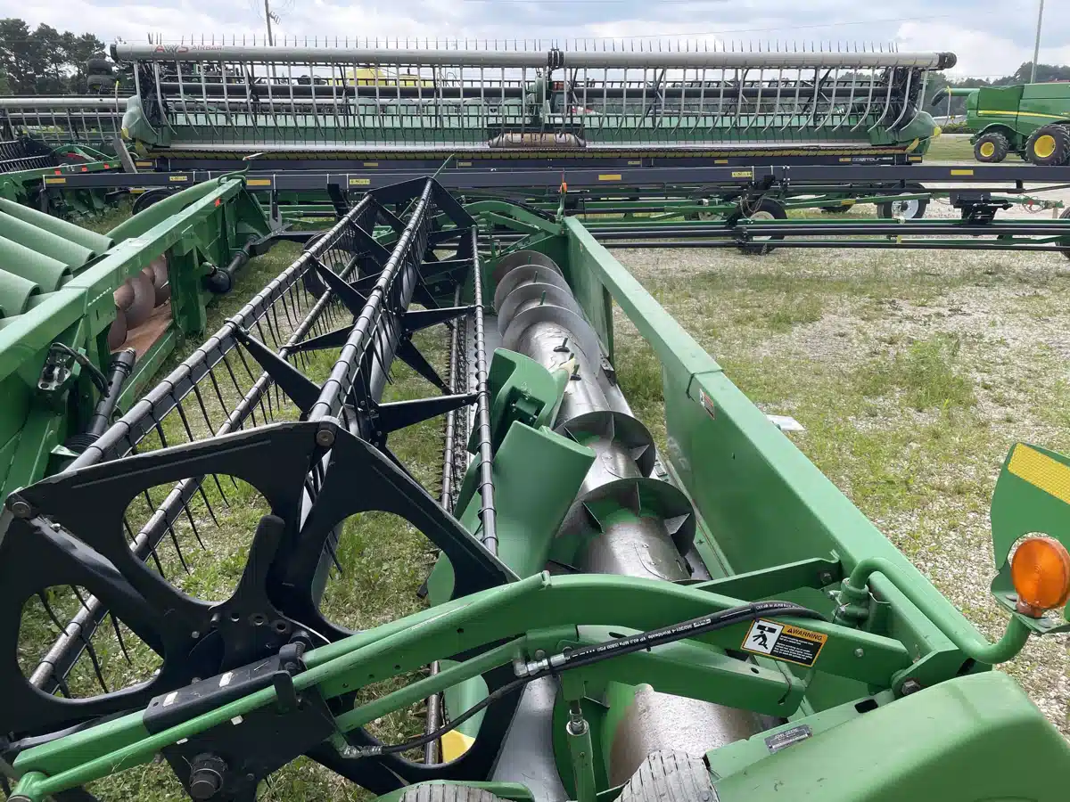 Gallery image 2 for Used 2004 John Deere 620F Header Combine