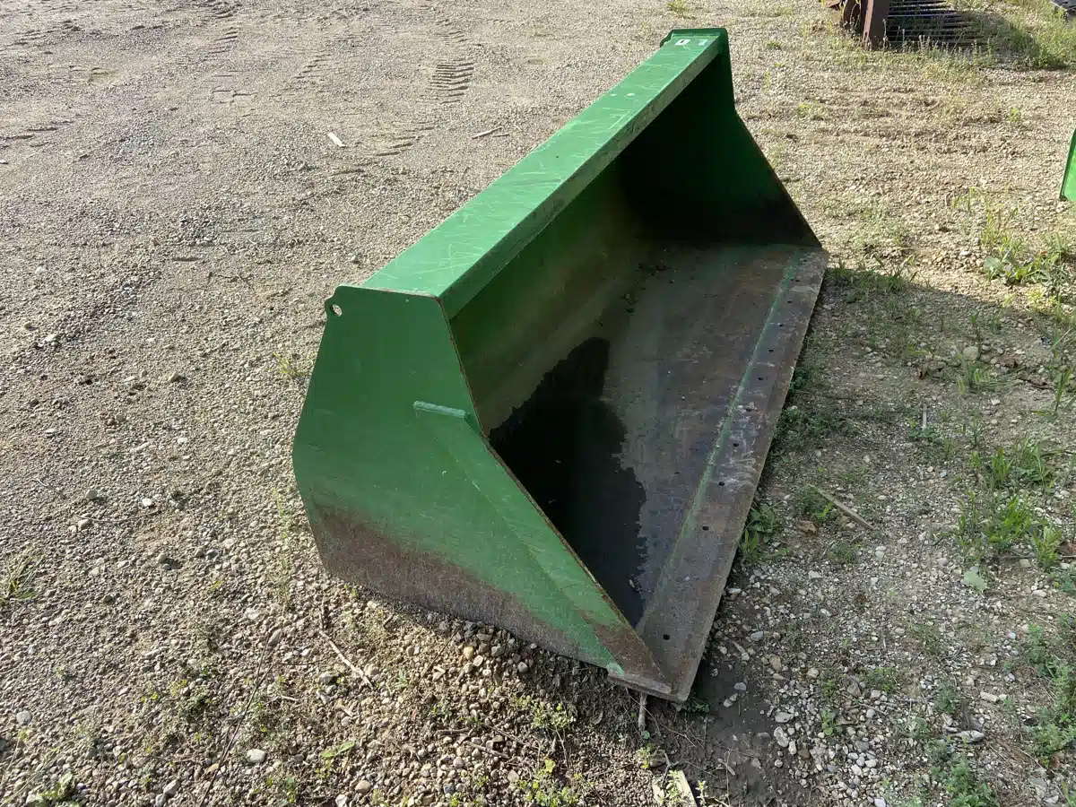 Gallery image 2 for Used John Deere 72" MATERIAL BUCKET Tractor Loader