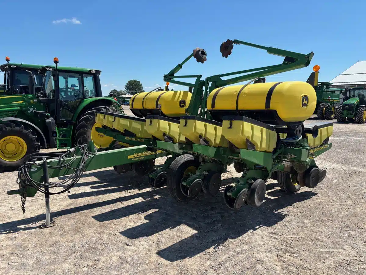 Gallery image 1 for Used 2002 John Deere 1760 Planter