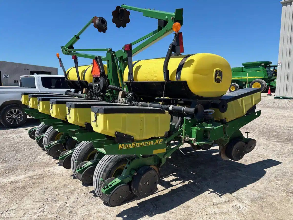 Gallery image 2 for Used 2002 John Deere 1760 Planter