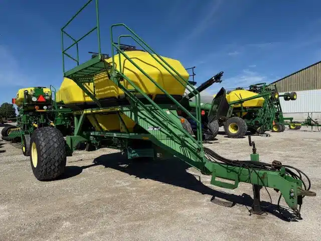 Gallery image 2 for Used 1998 John Deere 1900 Air Cart