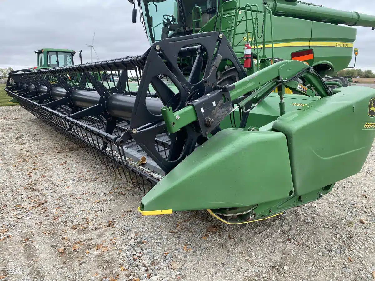 Gallery image 1 for Used 2012 John Deere 635FD Header - Draper