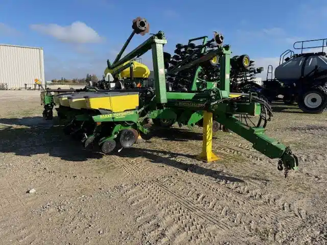 Gallery image 2 for Used 2001 John Deere 1780 Planter