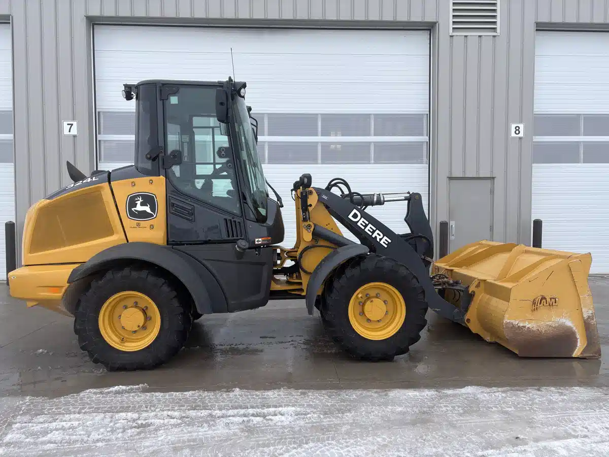 Gallery image 2 for 2022 John Deere 324L Wheel Loader
