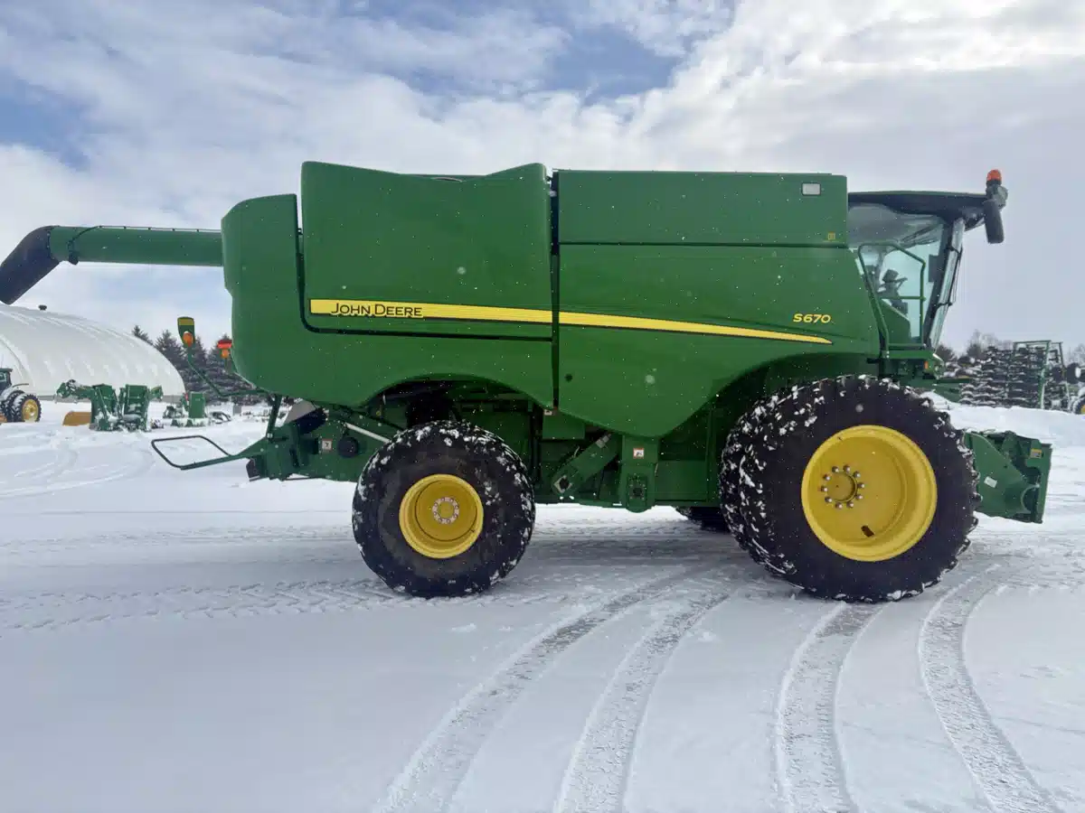 Gallery image 2 for 2014 John Deere S670 Combine