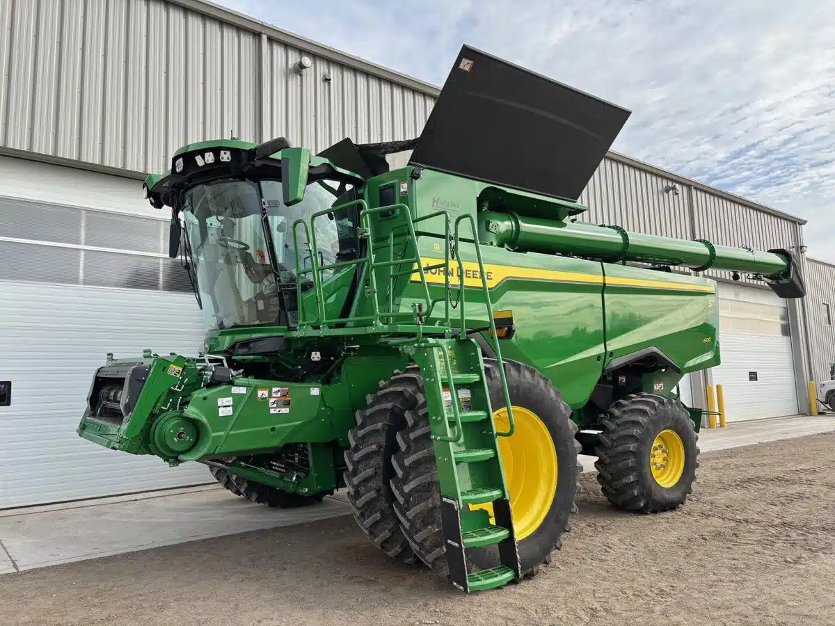 Gallery image 1 for 2025 John Deere S7 600 Combine