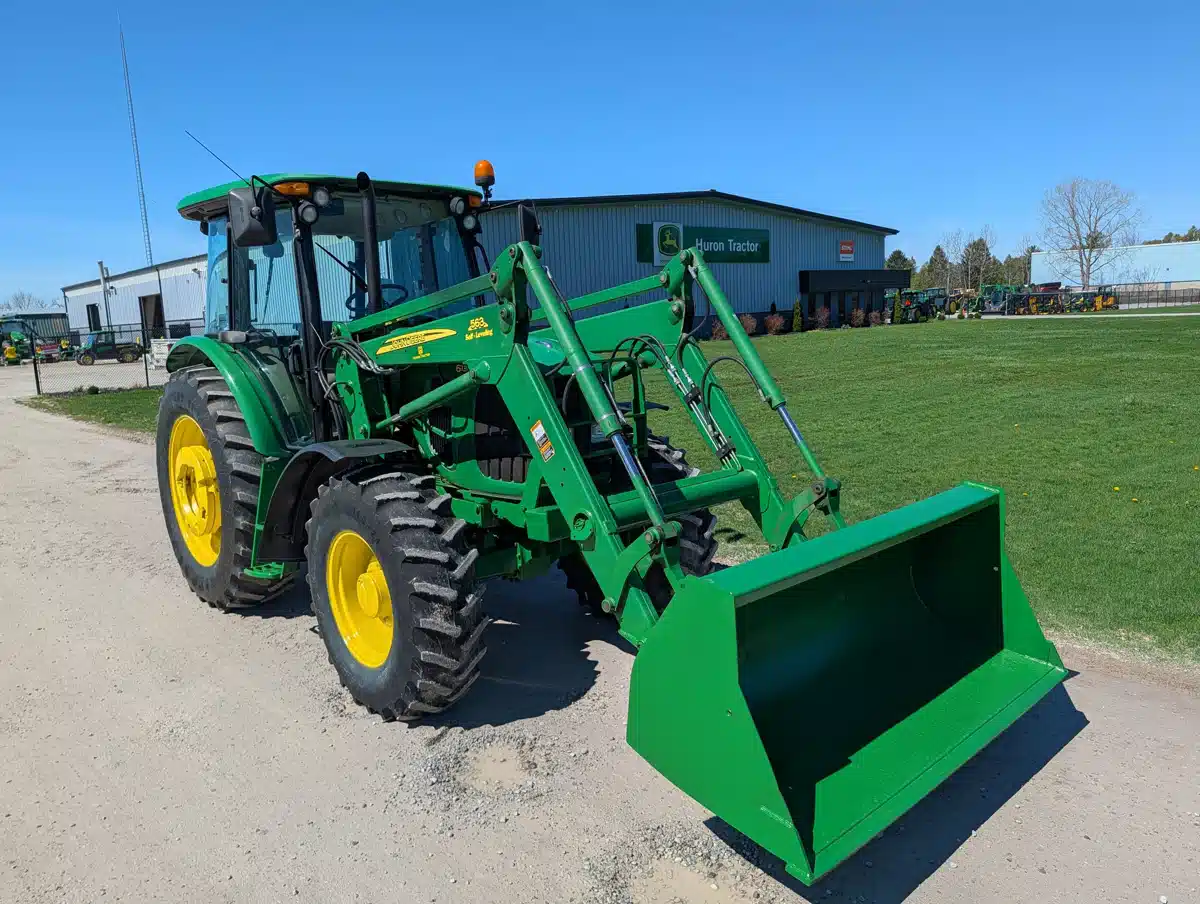 Photo de la Galerie 1 pour 2012 John Deere 6130D Tracteur