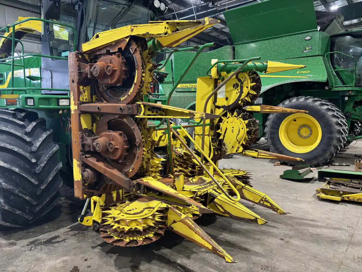 Gallery image 2 for 2011 John Deere 688 Header - Rotary