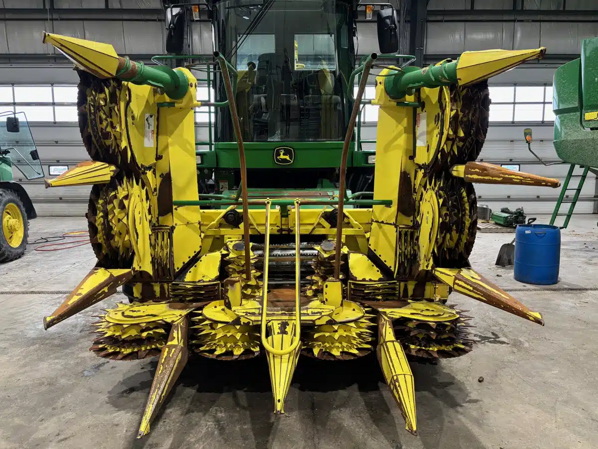 Gallery image 1 for 2011 John Deere 688 Header - Rotary