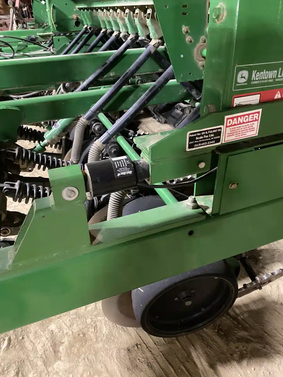 Gallery image 2 for 2005 John Deere 1590 Drill