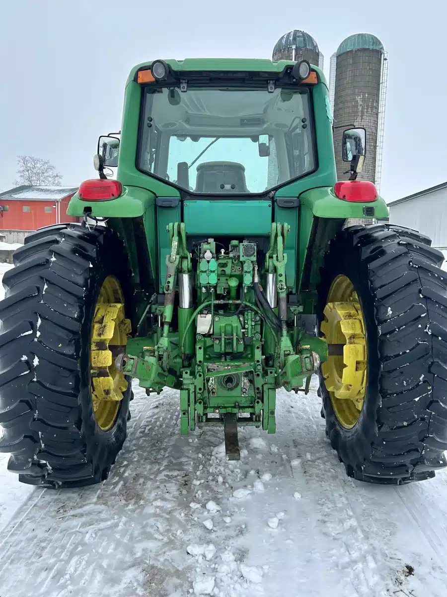 Gallery image 2 for Used 2003 John Deere 7520 Tractor