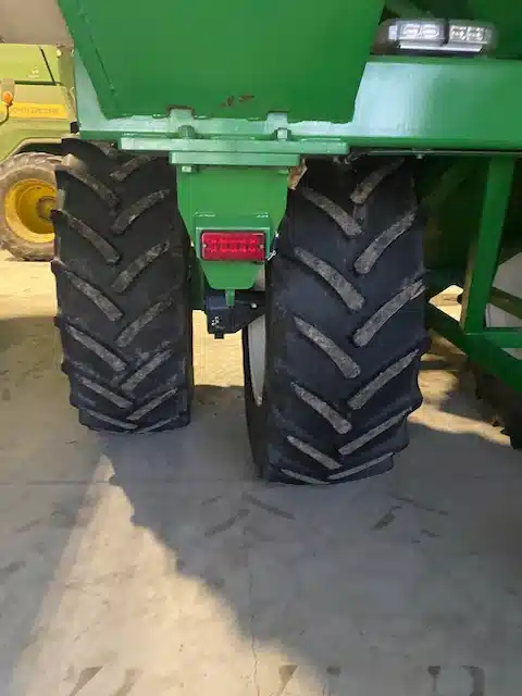 Gallery image 2 for 2016 Unverferth 1117 Grain Cart