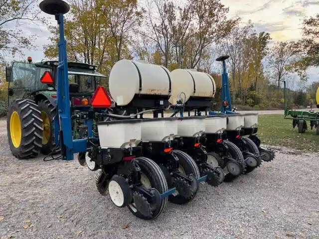 Gallery image 2 for Kinze 3000 Planter