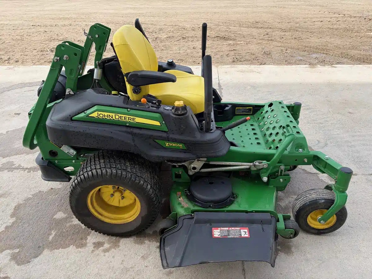 Photo de la Galerie 2 pour 2015 John Deere Z930M Tondeuse à rayon de braquage zéro