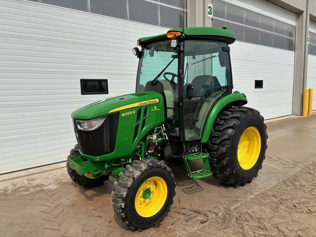 Photo de la Galerie 1 pour 2024 John Deere 4066R Tracteur