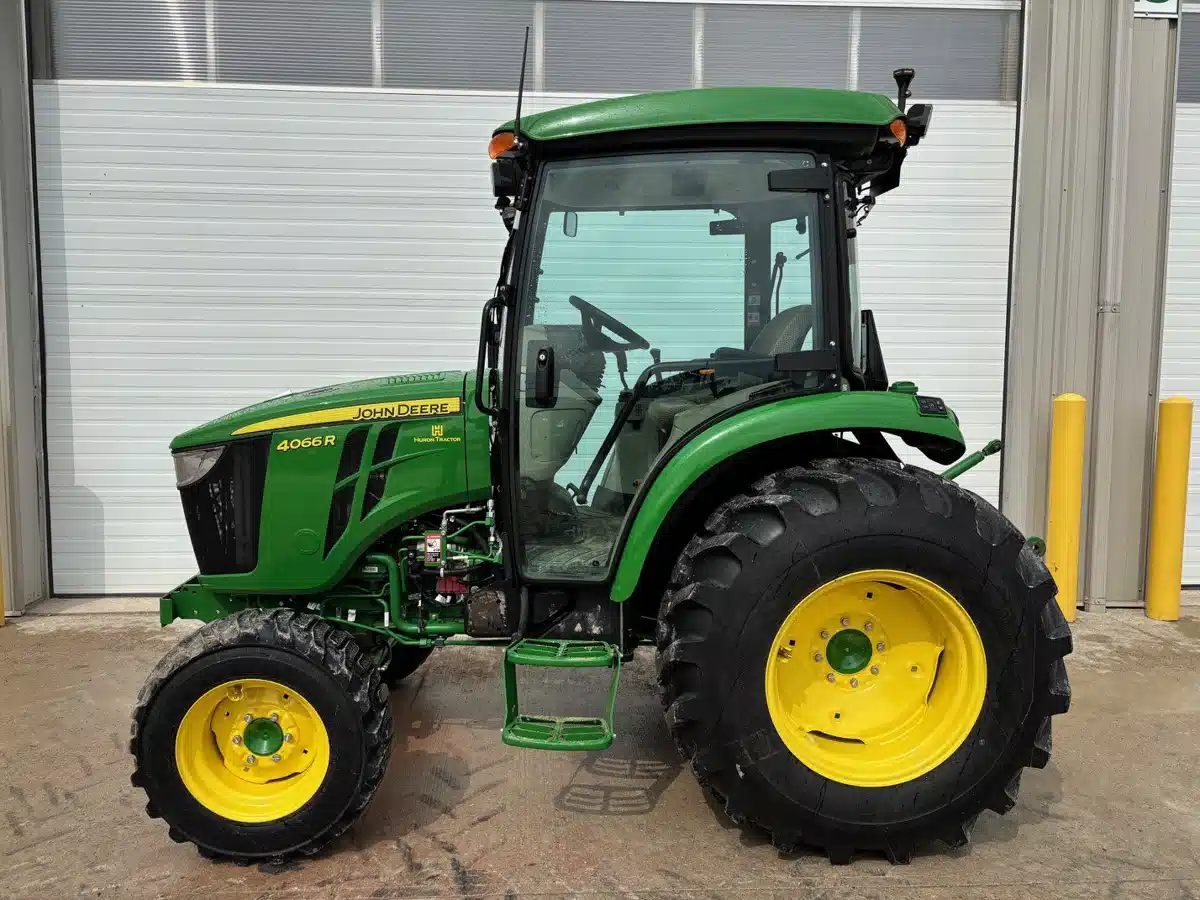 Photo de la Galerie 2 pour 2024 John Deere 4066R Tracteur
